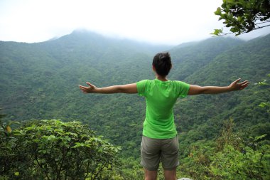 Kollarını açarak Asyalı kadın 