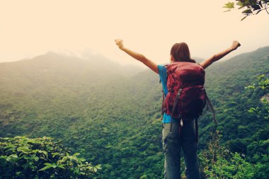 Kollarını açarak Asyalı kadın 