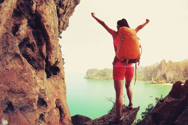 Joven asiática mujer excursionista — Foto de Stock