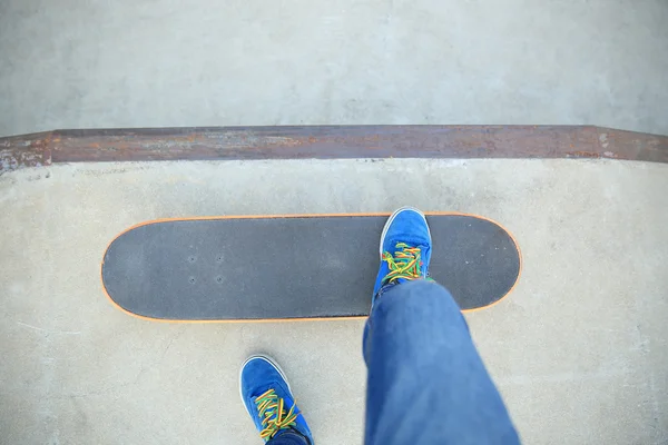 Pernas de skate no skatepark — Fotografia de Stock