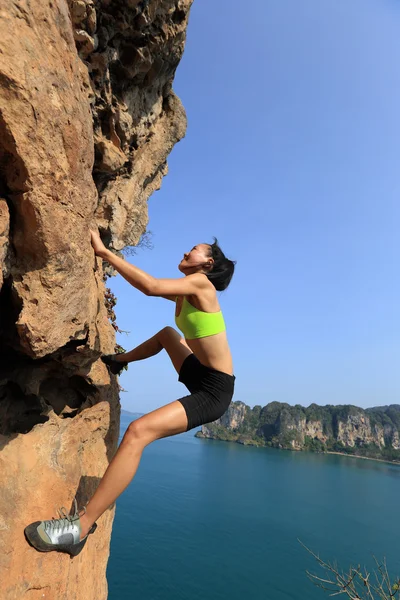Young woman rock climber — Stock Photo, Image