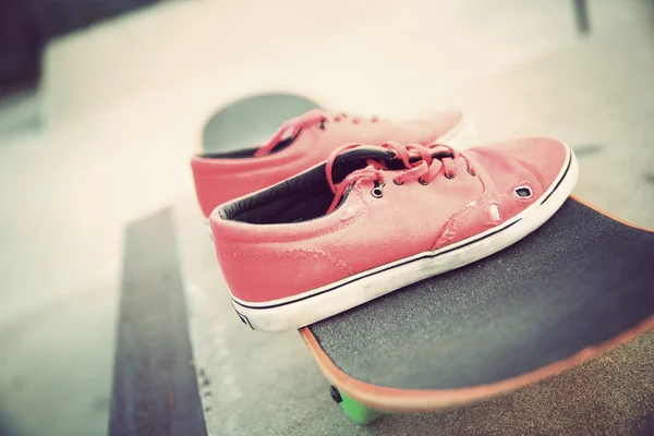 Sneakers and skateboard  park — Stock Photo, Image