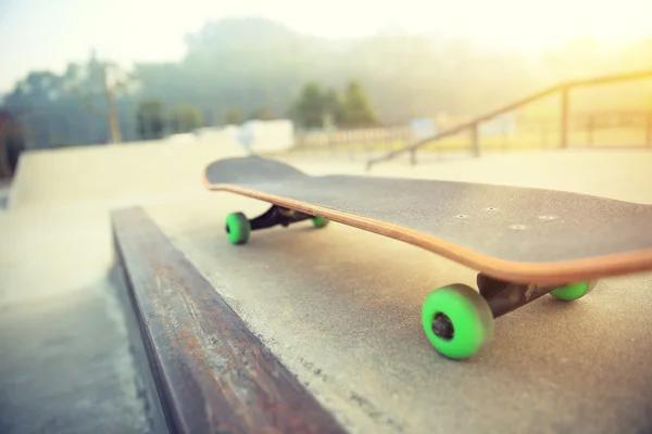 Skateboard en la carretera de la ciudad — Foto de Stock