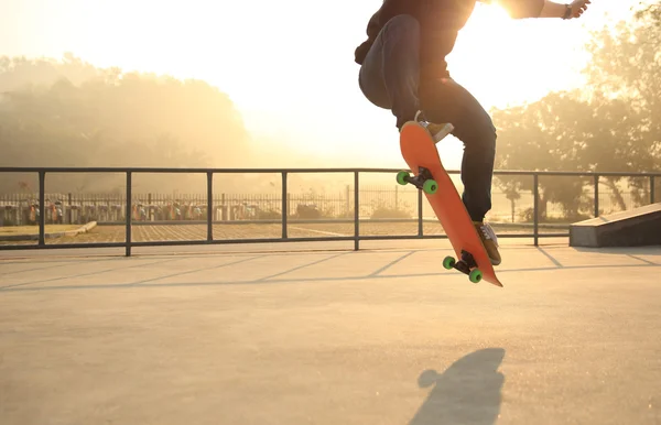 Скейтбордистка в скейтпарке — стоковое фото
