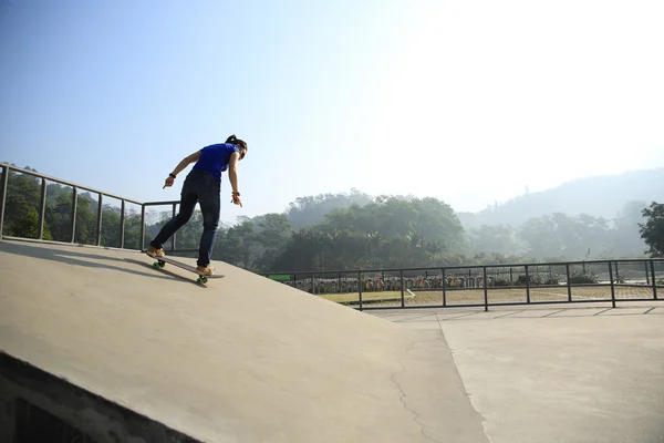 Νεαρή γυναίκα skateboarder s — Φωτογραφία Αρχείου