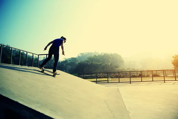 Skateboarding woman at park — Stock Photo, Image