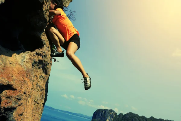 Joven escaladora de rocas — Foto de Stock