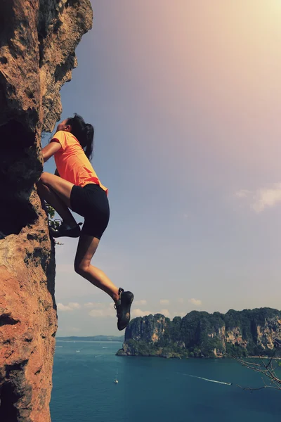 Joven escaladora de rocas — Foto de Stock