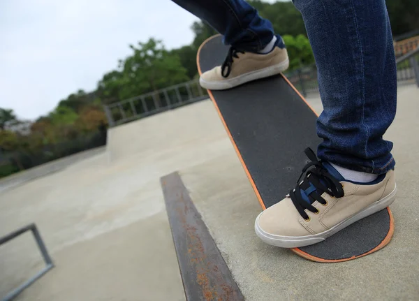 Σκέιτμπορντ πόδια στο skatepark — Φωτογραφία Αρχείου