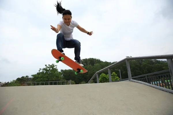 Woman practice ollie — Stock Photo, Image