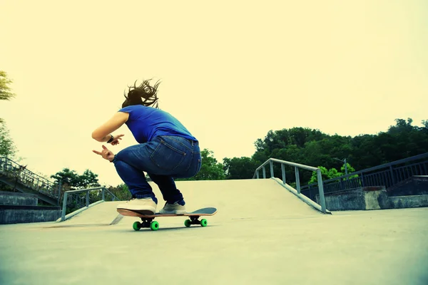 Mujer joven skater s —  Fotos de Stock