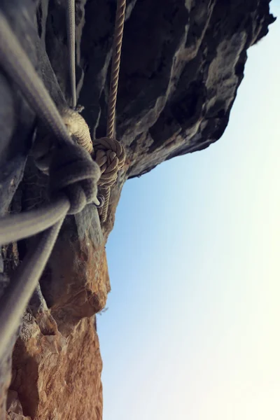 Corde Roccia Arrampicarsi Sotto Cielo Blu — Foto Stock