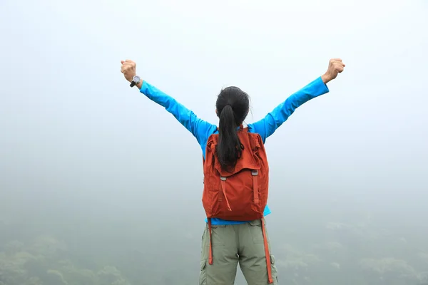 Asian woman with open arms — Stock Photo, Image