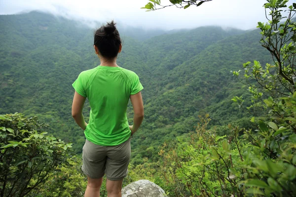 Young woman hiker — Stock Photo, Image