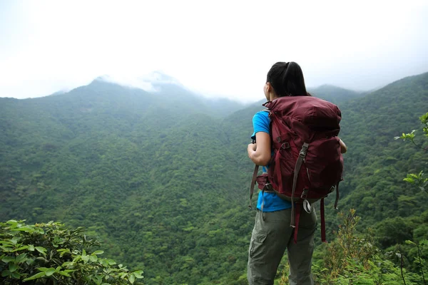 Jeune femme sac à dos — Photo