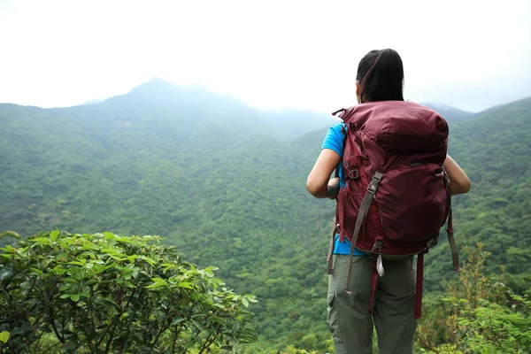 Ung kvinna backpacker — Stockfoto