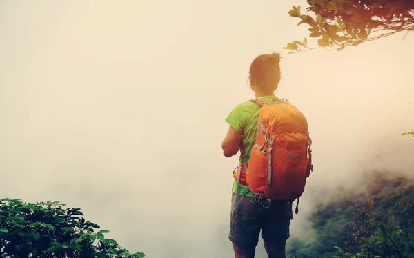 Jonge vrouw backpacker — Stockfoto