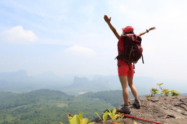 Kolları açık bir kadın yürüyüşçü 