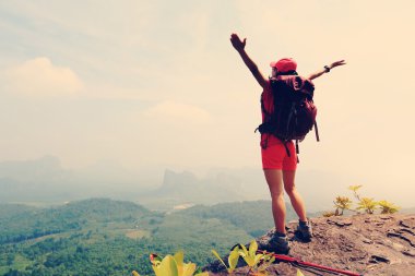 Kolları açık bir kadın yürüyüşçü 