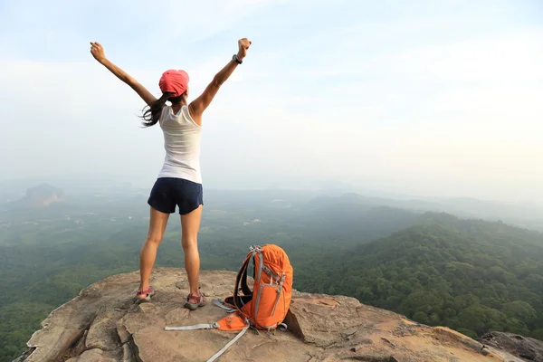 Joven asiática mujer excursionista — Foto de Stock