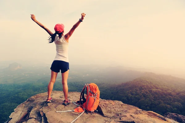 Mujer excursionista con los brazos abiertos — Foto de Stock