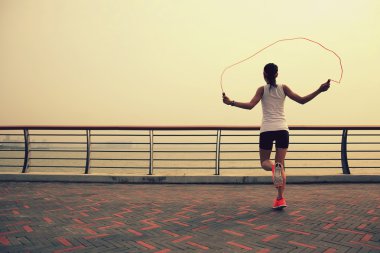 kadın üzerinde ip atlama