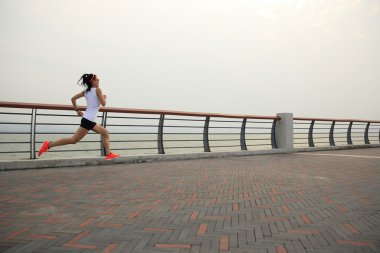 kadın atlet sahil üzerinde