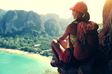 genç kadın uzun yürüyüşe çıkan kimse