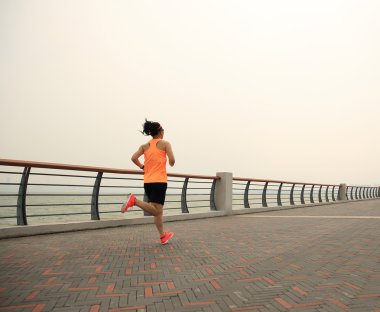 kadın atlet sahil üzerinde