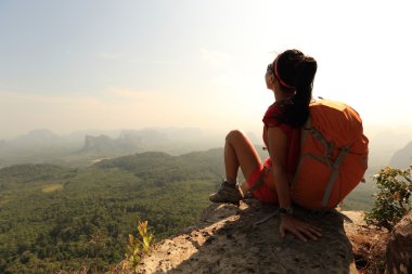 başarılı kadın uzun yürüyüşe çıkan kimse 