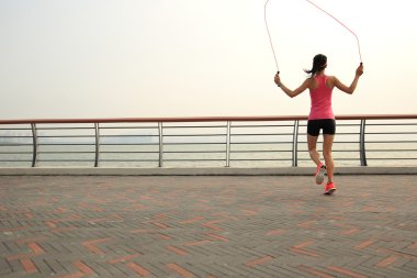 kadın üzerinde ip atlama