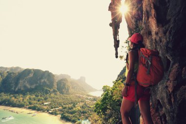 genç kadın uzun yürüyüşe çıkan kimse