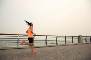 kadın atlet sahil üzerinde