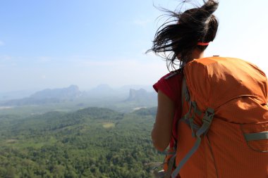 başarılı kadın uzun yürüyüşe çıkan kimse 