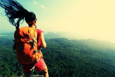 başarılı kadın uzun yürüyüşe çıkan kimse 