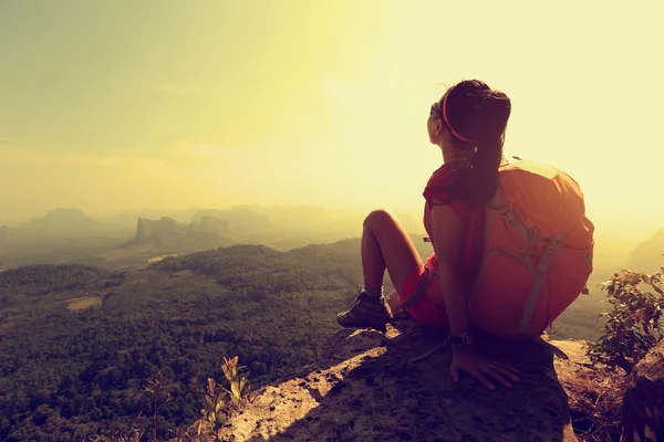 Mujer exitosa excursionista — Foto de Stock