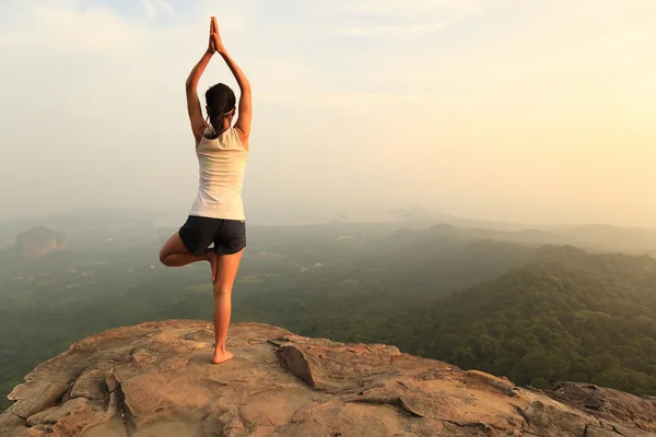 Kvinnan utöva yoga — Stockfoto