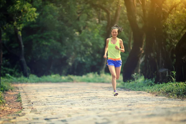 Woman trail runner — Stock Photo, Image