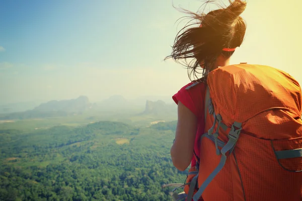 成功的女人的徒步旅行者 — 图库照片