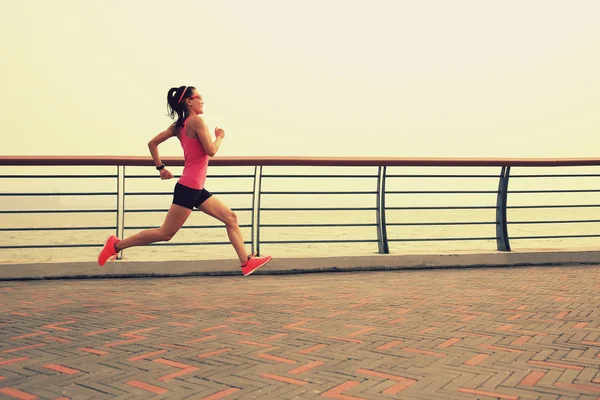 Tengerparton futó nő — Stock Fotó