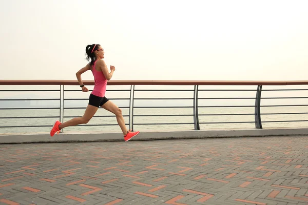 Kvinnan löpare på seaside — Stockfoto
