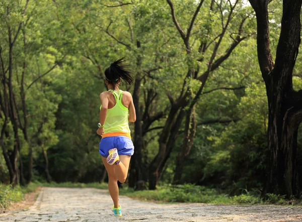 Vrouw trail loper — Stockfoto