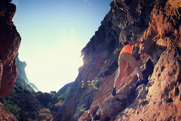 Γυναίκα ροκ ορειβάτης — Φωτογραφία Αρχείου