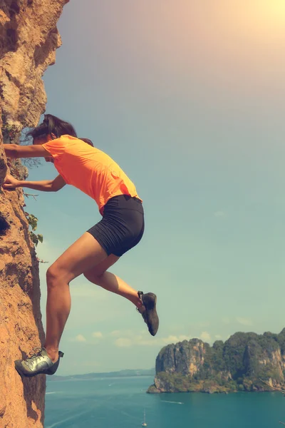 Mujer escalador de roca — Foto de Stock