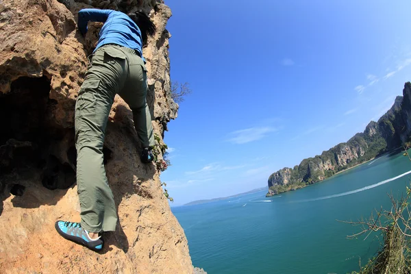 Donna scalatore di roccia — Foto Stock