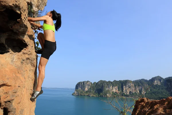 Mujer escalador de roca — Foto de Stock