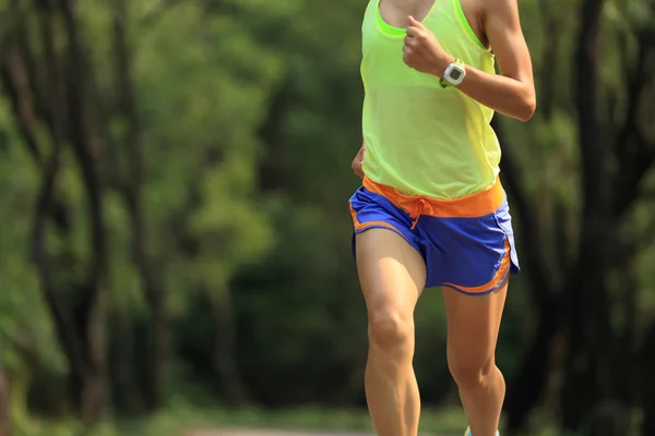 Woman trail runner — Stock Photo, Image