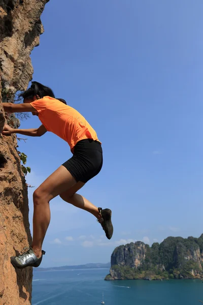Donna scalatore di roccia — Foto Stock