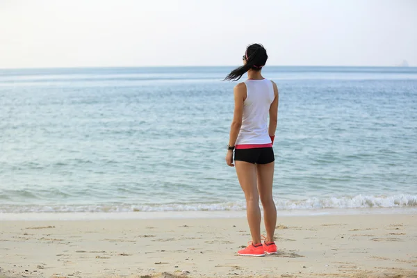 Mujer en la playa costera —  Fotos de Stock