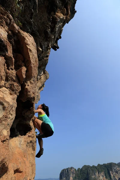 Donna scalatore di roccia — Foto Stock